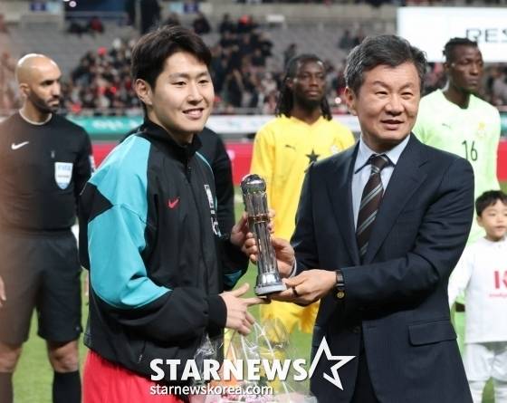정몽규(오른쪽) 대한축구협회장과 이강인.  /사진=김진경 대기자