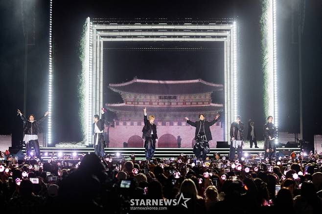 (서울=뉴스1) = 방탄소년단(BTS)이 21일 서울 광화문광장에서 'BTS 컴백 라이브: 아리랑' 발매 기념 컴백 공연을 하고 있다. (빅히트 뮤직·넷플릭스 제공. 재판매 및 DB 금지) 2026.3.22/뉴스1 Copyright (C) 뉴스1. All rights reserved. 무단 전재 및 재배포, AI학습 이용 금지. /사진=(서울=뉴스1)