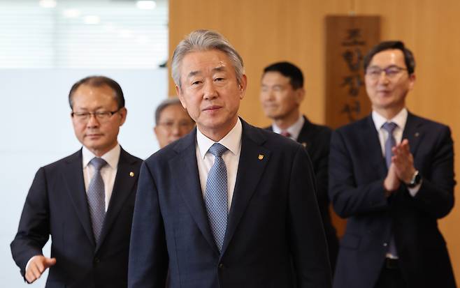 강호동 농협중앙회장(가운데)이 지난해 12월 29일 서울 중구 농협중앙회에서 열린 제4회 동시조합장선거 선거관리사무국 현판 제막식을 마치고 이동하고 있다. 연합뉴스.