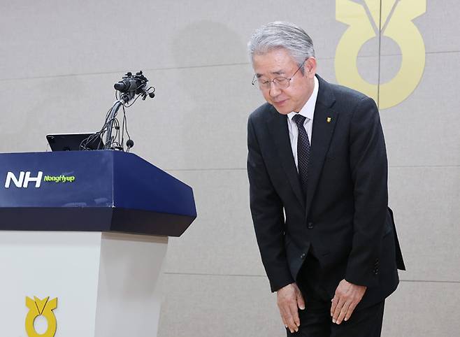 강호동 농협중앙회장이 지난 1월 13일 서울 중구 농협중앙회에서 특별감사 결과와 관련해 대국민 사과문을 발표한 뒤 고개를 숙이고 있다. 연합뉴스