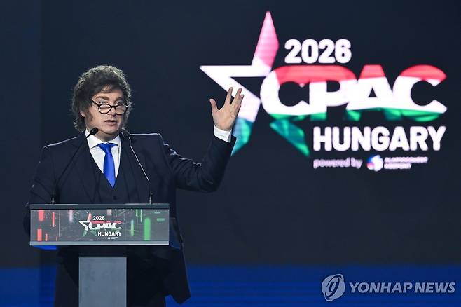 밀레이 아르헨티나 대통령 (부다페스트[헝가리]= AP 연합뉴스) 21일(현지시간) 하비에르 밀레이 아르헨티나 대통령이 헝가리 부다페스트에서 개최된 보수정치행동회의(CPAC)에서 연설하고 있다. 2026.3.23