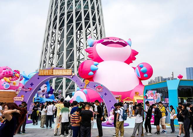 중국 광저우에서 열린 LoL TFT e스포츠 대회 현장      (광저우=연합뉴스) 김주환 기자 = 22일 중국 광저우 톈허구 광저우 타워에서 열린 리그 오브 레전드(LoL) 전략적 팀 전투(TFT) e스포츠 대회 'TFT 오픈 챔피언십(TOC)' 현장 인근이 게임 팬들로 북적이고 있다. 2026.3.22 jujuk@yna.co.kr