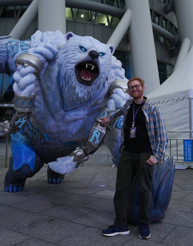 조너선 스테벨 라이엇게임즈 TFT 콘텐츠 퍼블리싱 총괄     (광저우=연합뉴스) 김주환 기자 = 조너선 스테벨 라이엇게임즈 전략적 팀 전투(TFT) 콘텐츠 퍼블리싱 총괄이 22일 중국 광저우 톈허구 광저우 타워 앞 게임 조형물 앞에서 포즈를 취하고 있다. 2026.3.22 jujuk@yna.co.kr