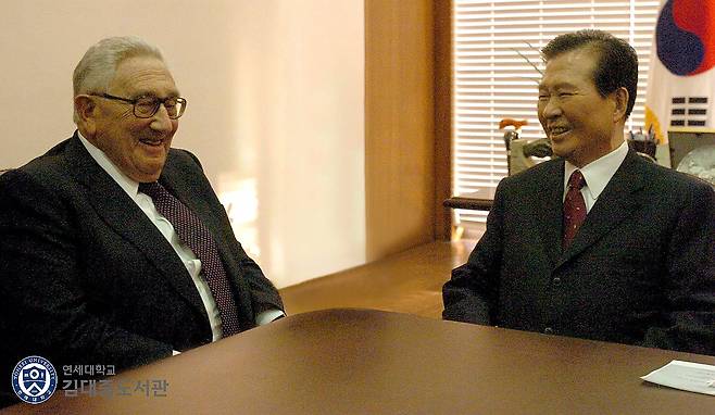 2005년 3월 한국을 방문한 키신저가 김대중 전 대통령을 만나 대화하는 모습 [연세대 김대중 도서관 제공]