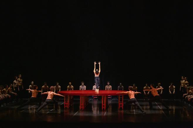 베자르 발레 로잔 '볼레로' 공연사진 [인아츠프로덕션 제공·촬영 Gregory Batardon. 재판매 및 DB 금지]