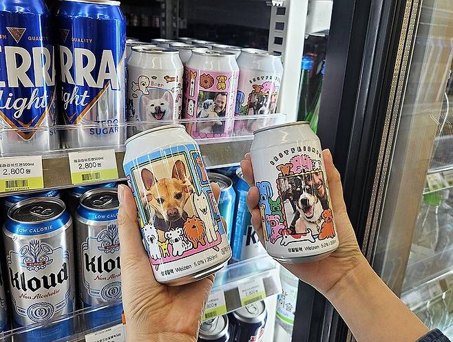 CU, 강아지 커스텀 맥주 출시…반려견 사진을 맥주 캔에 (서울=연합뉴스) 편의점 CU는 국제 강아지의 날을 맞아 반려견 사진을 맥주 캔에 담을 수 있는 '강아지 커스텀 맥주'를 출시한다고 23일 밝혔다. 강아지 커스텀 맥주는 원하는 라벨 디자인을 선택하고서 반려견 사진을 제출하면 해당 이미지가 맥주 캔 라벨에 반영되는 상품이다.
    사진은 CU '강아지 커스텀 맥주'. 2026.3.23 [CU 제공. 재판매 및 DB 금지] photo@yna.co.kr
