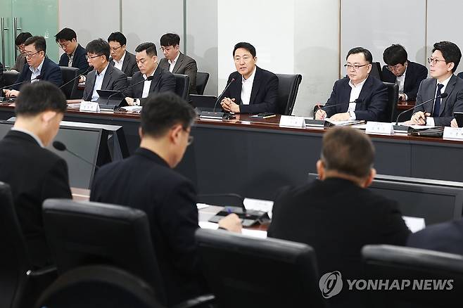 중동 상황 대응 서울시 비상경제대책 회의 (서울=연합뉴스) 진연수 기자 = 오세훈 서울시장이 23일 오전 서울시청 기획상황실에서 열린 중동 상황 대응 서울시 비상경제대책 회의에서 발언하고 있다. 2026.3.23 jin90@yna.co.kr