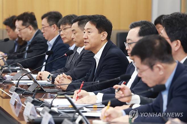 발언하는 오세훈 서울시장 (서울=연합뉴스) 진연수 기자 = 오세훈 서울시장이 23일 오전 서울시청 기획상황실에서 열린 중동 상황 대응 서울시 비상경제대책 회의에서 발언하고 있다. 2026.3.23 jin90@yna.co.kr