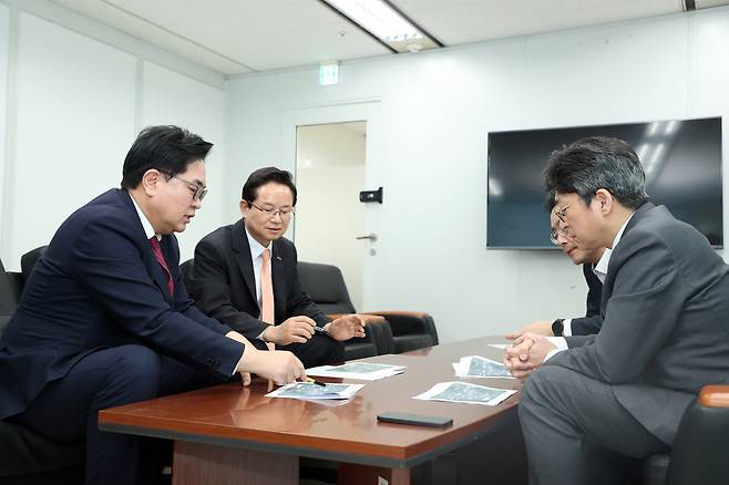 박일하 동작구청장(왼쪽 첫번째)과 최호권 영등포구청장(왼쪽 두번째)이 지난 20일 주택도시보증공사(HUG) 서울서부지사에서 홍지선 국토교통부 제2차관(오른쪽 첫번째)을 만났다. 박 구청장은 이 자리에서 수색~광명 고속철도 건설사업의 노선 대안을 제시했다. [동작구 제공. 재판매 및 DB 금지]
