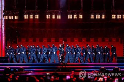 세계를 뒤흔든 방탄소년단(BTS) 광화문광장 공연 (서울=연합뉴스) 그룹 방탄소년단(BTS)이 21일 서울 광화문 광장에서 정규 5집 '아리랑'(ARIRANG) 발매를 기념해 무료 공연 'BTS 컴백 라이브: 아리랑'(BTS THE COMEBACK LIVE｜ARIRANG)을 열고 있다. 2026.3.21 [빅히트 뮤직/넷플릭스 제공. 재판매 및 DB 금지]
    photo@yna.co.kr