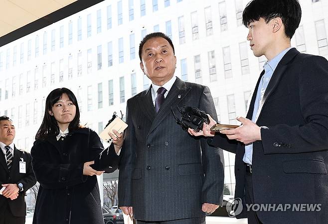 김영환 충북지사, '컷오프 효력정지' 가처분 심문 (서울=연합뉴스) 김인철 기자 = 김영환 충북도지사가 23일 서울 양천구 서울남부지방법원에서 자신을  6·3 지방선거 공천에서 배제(컷오프)한 국민의힘 공천관리위원회 결정 효력을 정지해 달라며 낸 가처분 신청 심문에 출석하기 위해 법정으로 향하며, 취재진 질문에 답하고 있다. 2026.3.23 yatoya@yna.co.kr