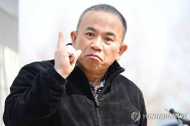 신용한 고소 기자회견 하는 명태균 (청주=연합뉴스) 박건영 기자 = 정치 브로커 명태균씨가 23일 청주흥덕경찰서 앞에서 '명태균 게이트' 의혹을 제기한 신용한 충북지사 예비후보 고소 기자회견을 열고 있다.2026.3.23 pu7@yna.co.kr