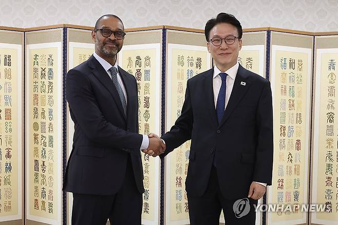 김민석 총리, 마이클 해리스 뉴욕증권거래소 부회장 접견 (서울=연합뉴스) 김민석 국무총리가 23일 서울 종로구 정부서울청사에서 마이클 해리스 뉴욕증권거래소 부회장을 접견하며 악수하고 있다. 2026.3.23 [총리실 제공. 재판매 및 DB금지] uwg806@yna.co.kr