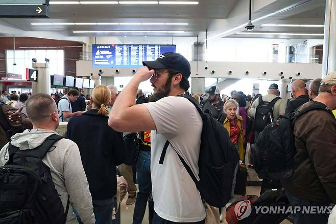 보안 검색 대기 시간이 늘어나면서 혼잡이 발생한 애틀랜타 공항 [AFP 연합뉴스 자료사진]