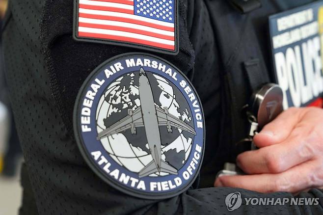 미국 공항의 보안검색을 담당하는 교통안전청(TSA) 요원의 유니폼  [AFP 연합뉴스 자료사진]