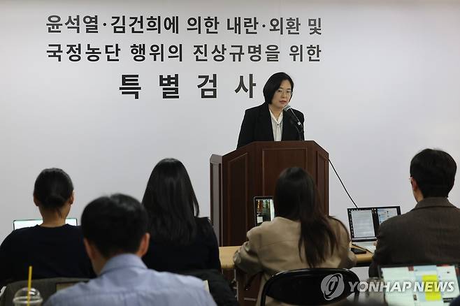 2차 종합특검 브리핑 (과천=연합뉴스) 서대연 기자 = 권창영 2차 종합특별검사팀 김지미 특검보가 23일 경기도 과천 특검사무실에서 수사 관련 사항을 브리핑하고 있다. 
    특검팀은 이날 검찰의 '도이치모터스 수사 무마 의혹'과 관련해 대검찰청과 서울중앙지검에 대한 강제수사에 착수했다. 2026.3.23 dwise@yna.co.kr