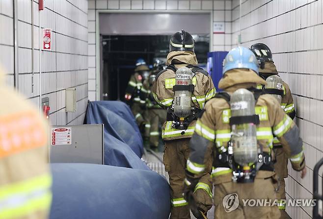 대구 지하철 진천역 연기원인 조사하는 소방당국 (대구=연합뉴스) 김현태 기자 = 23일 오후 1시30분께 대구 달서구 도시철도 1호선 진천역에서 소방 당국이 최초 연기가 발생한 지점을 조사하고 있다. 앞서 낮 12시 5분께 진천역에서는 "연기가 뿌옇게 올라온다"는 신고가 접수돼 소방 당국이 연기가 나는 발원지를 진화했다. 2026.3.23 mtkht@yna.co.kr
