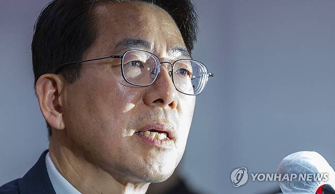 인사 청문회에서 질문에 답하는 황종우 해수부 장관 후보자 (서울=연합뉴스) 황광모 기자 = 황종우 해양수산부 장관 후보자가 23일 국회 농림축산식품해양위원회에서 열린 인사청문회에서 의원 질의에 답하고 있다. 2026.3.23 hkmpooh@yna.co.kr