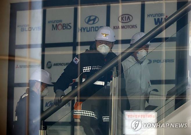 안전공업 주식회사 화재 합동 감식 (대전=연합뉴스) 이주형 기자 = 23일 대전 대덕구 소재 자동차 부품 제조업체인 안전공업 주식회사 화재 합동 감식에 나선 감식 당국 관계자들이 안전공업 건물 안으로 진입하고 있다. 2026.3.23 coolee@yna.co.kr