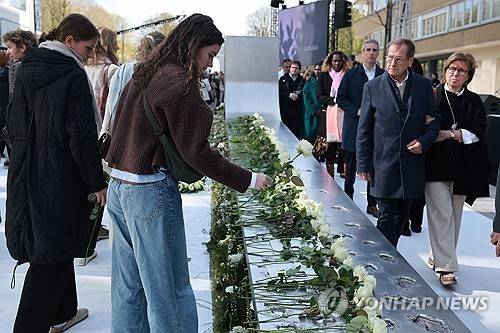 10년 전 연쇄 자살폭탄 테러 희생자를 추모하는 브뤼셀 시민들 [EPA 연합뉴스 자료사진 재판매 및 DB 금지]