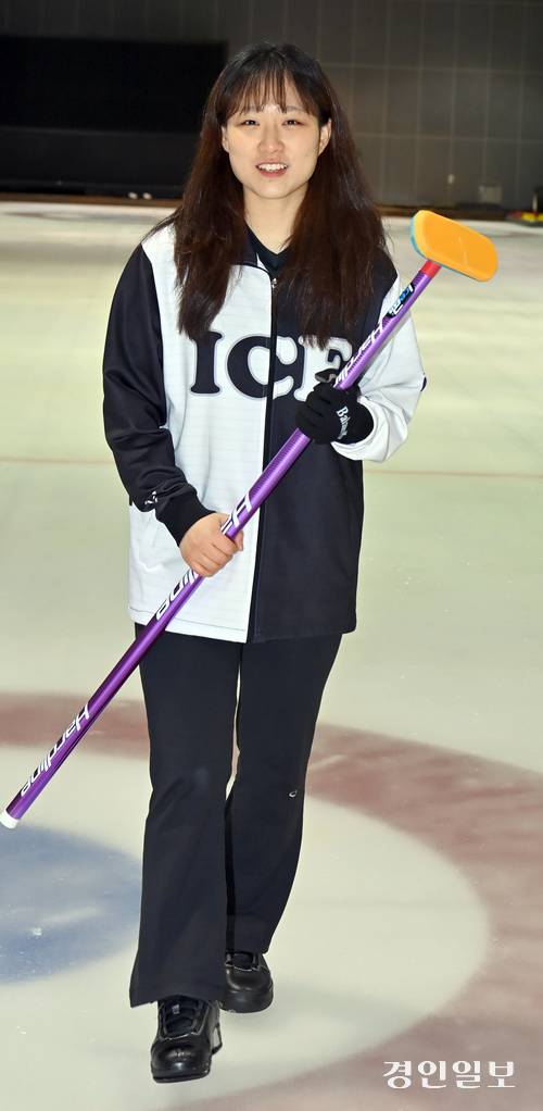 제107회 전국동계체전에서 동메달을 딴 인천 컬링 믹스더블팀 이수빈. /김용국기자 yong@kyeongin.com