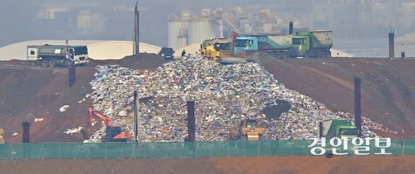 올해 1월1일 ‘수도권 생활폐기물 직매립 금지’ 조치가 시행됐지만, 우려했던 대로 ‘예외적 허용’이 발목을 잡고 있다. 직매립이 진행 중인 수도권매립지 3-1공구. /경인일보DB