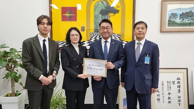 ▲ 인천경기기자협회는 24일 국회에서 김교흥(인천 서구갑 3선) 문화체육관광위원장을 만나 '언론중재 및 피해구제 등에 관한 법률'(언론중재법) 개정을 통해 언론중재위원회 인천중재부를 신설해야 한다는 입장을 전달했다. /사진제공=인천경기기자협회
