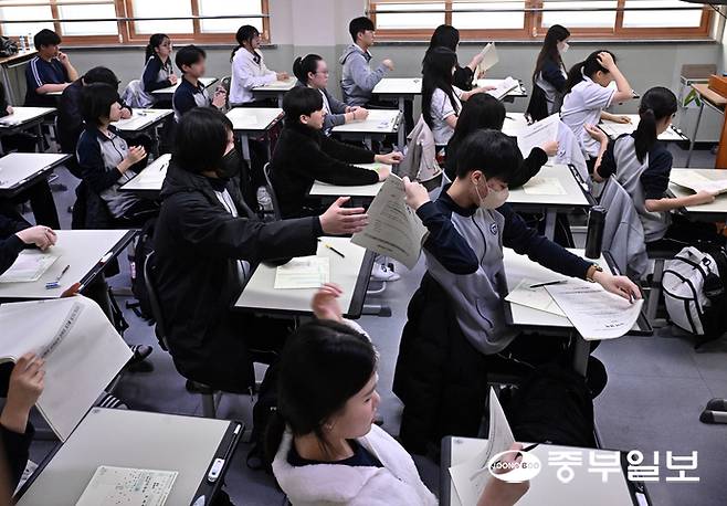 올해 첫 전국연합학력평가가 실시된 24일 오전 수원시 효원고등학교 3학년 교실에서 학생들이 시험을 준비하고 있다. 김경민기자