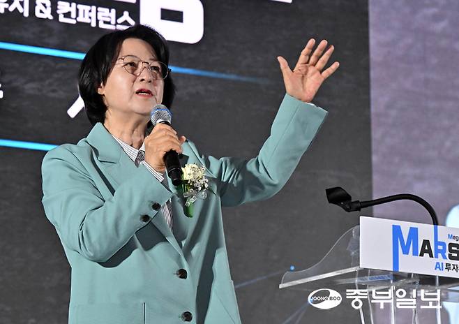 추미애 더불어민주당 경기도지사 경선후보가 24일 오전 화성시 푸르미르호텔에서 열린 'MARS 2026 투자유치 & 콘퍼런스'에 참석해 축사를 하고 있다. 김경민기자