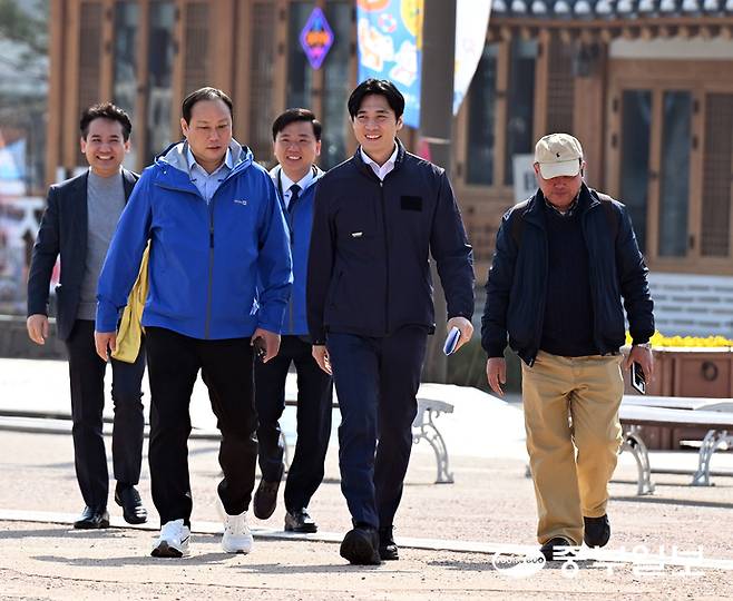 한준호 더불어민주당 경기도지사 경선후보가 24일 오전 수원시 화성행궁 앞에서 비전 발표 기자회견을 하기 위해 이동하고 있다. 노민규기자