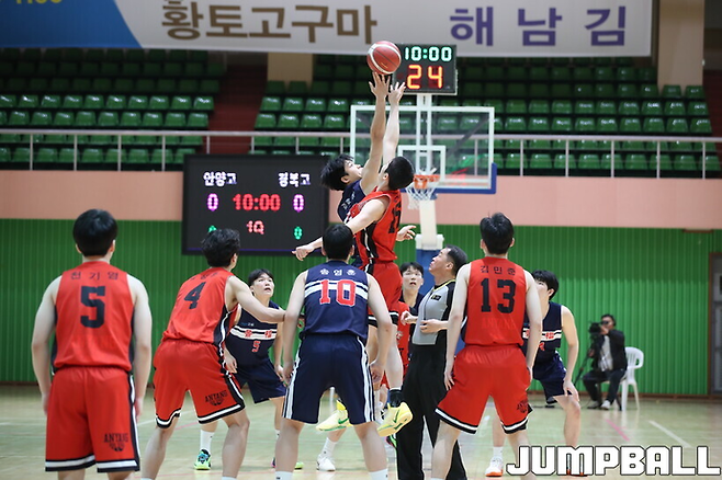 24일 전남 해남 우슬체육관에서 열린 제63회 춘계전국남녀중고농구연맹전 안양고와 경복고의 남고부 결승경기가 시작되고 있다. 사진=점프볼