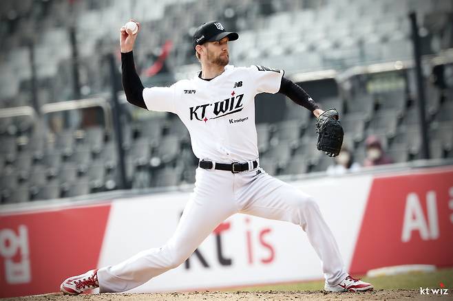 프로야구 kt위즈의 외국인 투수 케일럽 보쉴리가 24일 수원kt위즈파크에서 열린 두산 베어스와의 시범경기 최종전에서 선발 등판해 투구를 하고 있다.