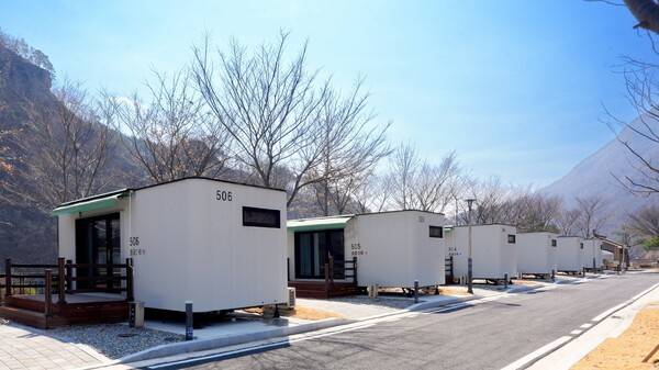 청량산에 가장 가깝게 자리잡은 청량산 수원캠핑장의 카라반들.