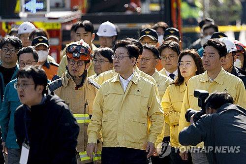 이재명 대통령이 21일 대전 대덕구 안전공업 건물의 대형 화재 현장을 찾아 피해 상황을 점검하고 있다. 2026.3.21 [공동취재]