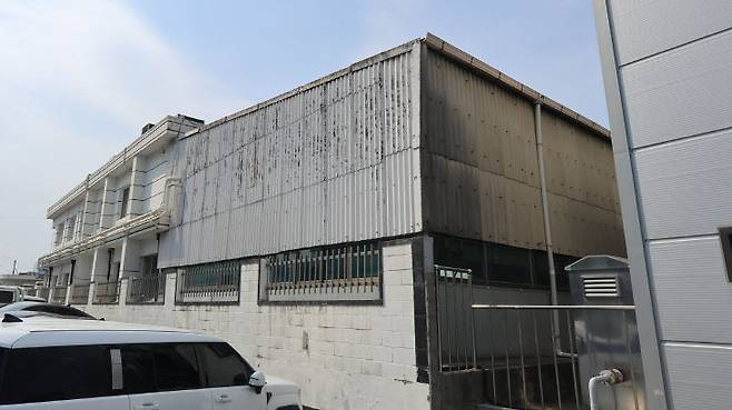 24일 대전 문평동 화재참사의 안전공업이 운영하는 대화동 공장에 샌드위치패널 구조물이 보인다. 건축물대장과 현장의 구조물에 차이가 있어 확인이 요구된다. (사진=임병안 기자)