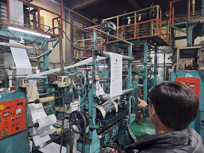 이란발(發) '플라스틱 대란' 현실화되면서 광주·전남지역 시민들의 필수품 '종량제 봉투' 생산에도 차질이 빚어지고 있다. 사진은 24일 오전 광주 광산구 비아동의 한 종량제 봉투 제조업체 대표 김모 씨가 종량제 봉투 제조공정을 설명하는 모습. /임지섭 기자 ljs@namdonews.com