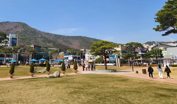 초대 전남광주통합특별시장 선거를 앞두고 전남도 동부권 민심이 요동치는 가운데, 순천 지역 유권자들은 선거 자체에 대한 관심도는 다소 낮지만 국립의대 순천 유치에는 한목소리로 뜨거운 열망을 드러내고 있다. 23일  화창한 날씨 속에 순천 시민들이 여유로운 발걸음으로 순천시 조례동 조례호수공원을 산책하고 있다.  /나명주 기자 mjna@kwangju.co.kr