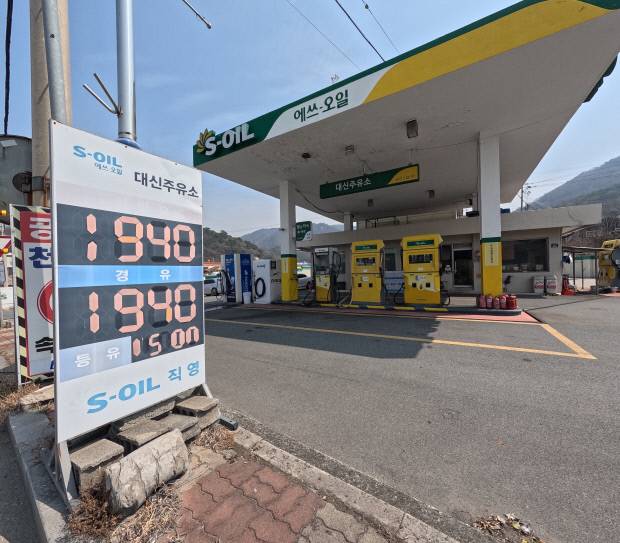 24일 중동 전쟁 여파로 국제 유가가 급등하면서 여수시의 한 주유소 전광판에 휘발유와 경유 가격이 각각 리터당 1940원을 나타내고 있다. 
 /김진수 기자 jeans@kwangju.co.kr