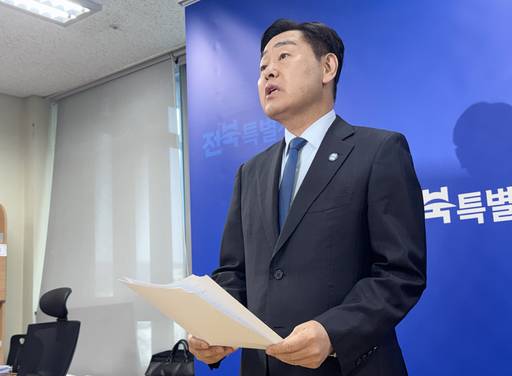 김관영 전북특별자치도지사가 24일 도청 기자간담회에서 재선 도전을 발표하고 있다. 연합뉴스