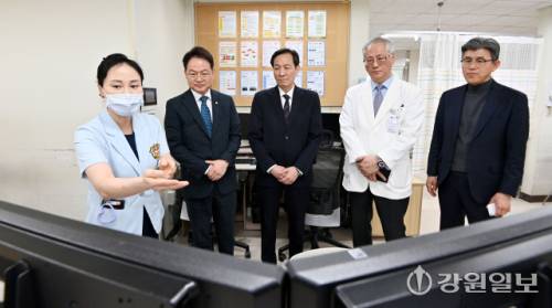 ◇23일 강원대병원에서 열린 강원 권역책임의료기관 발전방향 간담회에 참석한 더불어민주당 우상호 강원도지사 예비후보가 허영(춘천갑) 국회의원, 남우동 강원대병원장 등과 함께 병원시설을 둘러보고 있다. 임도혁기자