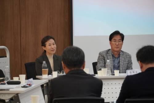 ◇강원도립극단이 제43회 강원연극제가 개막한 지난 22일 원주 치악예술관에서 ‘강원연극발전 포럼’을 개최했다.포럼에서는 정은경 극단 무소의 뿔 대표(사진 왼쪽)가 ‘강원연극 60년과 아카이브의 필요성’을 발표했다. 사진=강원도립극단 제공