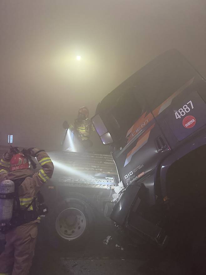 지난 23일 오후 10시 46분쯤 군위군 상주영천고속도로 상주 방면 평호터널 안에서 교통사고가 발생했다. /대구소방안전본부 제공