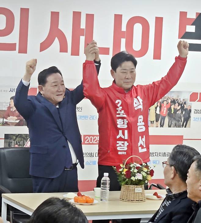 6·3 지방선거 국민의힘 포항시장 후보자 공천에서 배제된 공원식 예비후보가 24일 경선 후보인 박용선 예비후보 지지를 선언하고 있다. /박용선 예비후보 제공