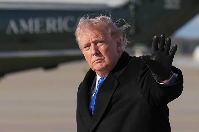도널드 트럼프 미국 대통령이 23일(현지시간) 메릴랜드주 앤드루스 합동기지에 도착한 뒤 전용기 '에어포스원'에서 내려 손을 흔들고 있다. AP 연합뉴스