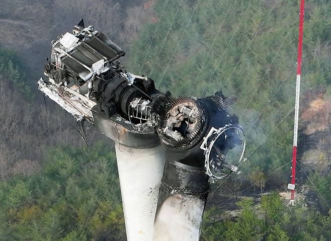 24일 오전 경북 영덕군 영덕읍 창포리 풍력발전단지 내 한 풍력발전기가 검게 그을려 있다. 해당 발전기에서는 전날 불이나 발전기에 올라가서 수리하던 작업자 3명이 숨졌다. 연합뉴스
