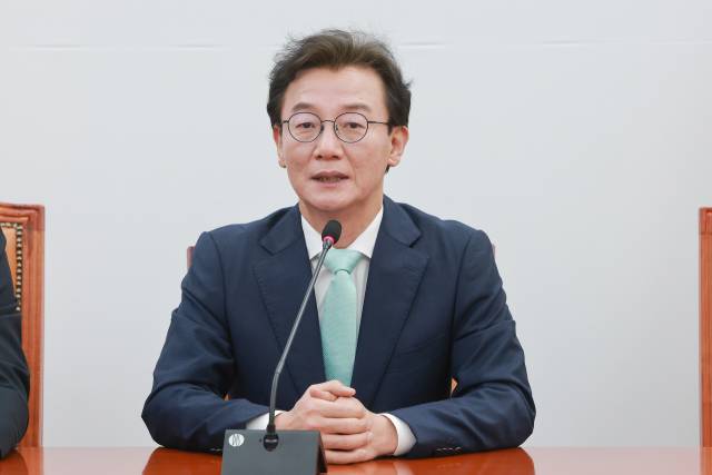 더불어민주당 전재수 의원이 24일 국회에서 열린 한병도 원내대표와의 부산 글로벌허브도시 조성에 관한 특별법안 관련 간담회에 참석해 발언하고 있다. 연합뉴스