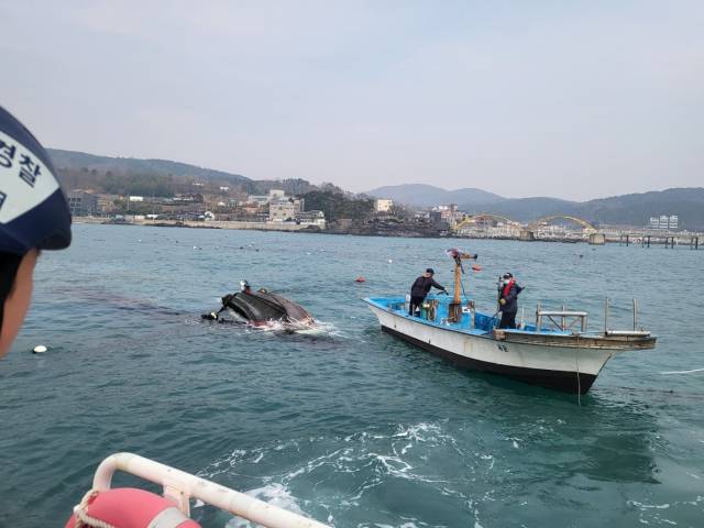 울산 북구 어물항서 전복된 선박을 인근 어선이 인양하고 있다. 울산해경 제공