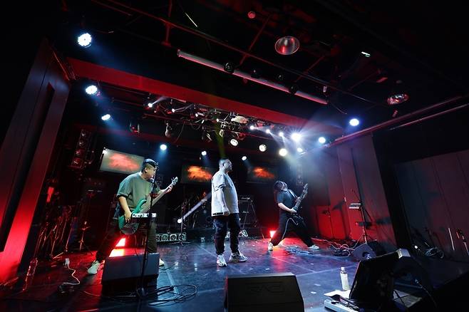 밴드 로스 오브 인펙션은 광고, 게임 등 대중들에게 익숙한 콘텐츠와 결합하는 전략을 고민 중이라고 밝혔다. 사진은 지난해 12월5일 대구음악창작소 지원을 받아 진행된 쇼케이스 공연 모습. <본인 제공>