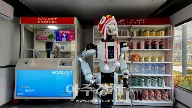 베이징 하이뎬구 중관춘의 한 무인 편의점에서 갤봇의 휴머노이드 로봇이 고객을 응대하고 있다. [사진=배인선 특파원]