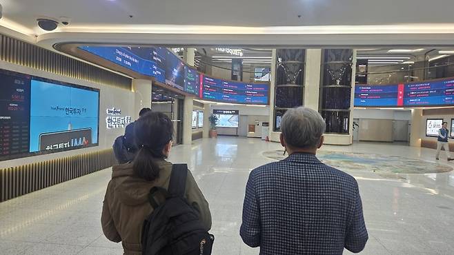 24일 서울 여의도 한국투자증권 본점에서 개인투자자 정수근씨(69)가 시세 전광판을 보고 있다./사진=장현우 기자